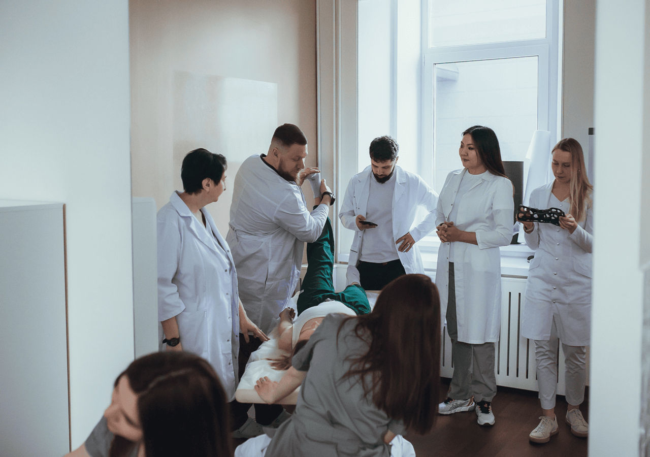 СУСТАВЫ. Абонемент: 2 консультации врача ЛФК + 6 занятий с врачом / реабилитологом (5 недель от первой консультации)